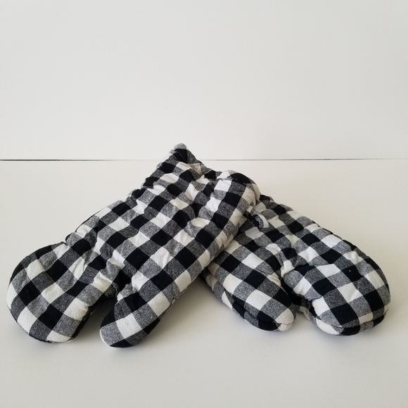 🚫SOLD🚫Black Buffalo Checkered Oven Mittens - Picture 2 of 6